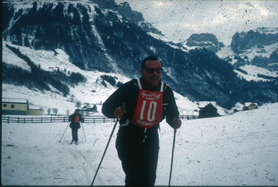 Herr Güttinger am Skirennen